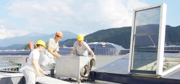 Bauarbeiter auf dem Dach